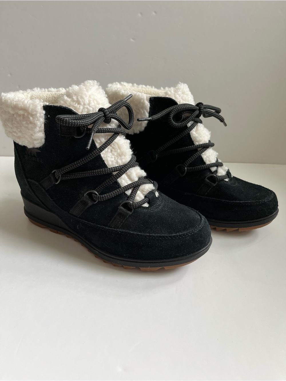 Women's Sorel Evie Black Suede Faux-Shearling Lace-Up Boots size 9